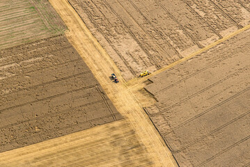 vue a&eacute;rienne d'un tracteur dans un champ en Seine maritime en France