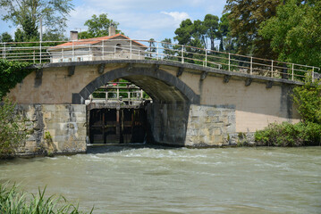 &eacute;cluse sur le canal du Midi au sud de le France