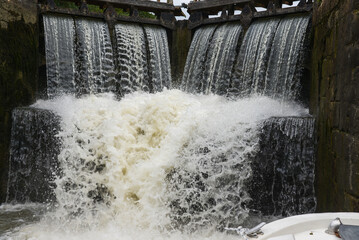 &eacute;cluse sur le canal du Midi au sud de le France