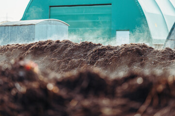 Dampfender Kompost wird zu fruchtbarer Erde verarbeitet