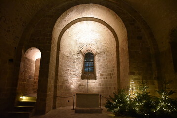 Chapelle&nbsp;romane&nbsp;et&nbsp;sapins&nbsp;de&nbsp;l'abbaye du Mont-Saint-Michel