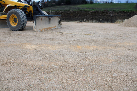 Pelle lame niveleuse pour terrassement sur le chantier