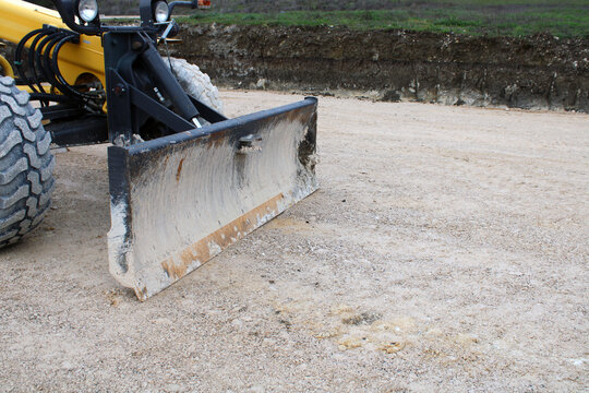 Pelle lame niveleuse pour terrassement sur le chantier