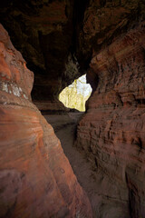 Nat&uuml;rlicher Felsentunnel durch die Altschlossfelsen bei Eppenbrunn, Pf&auml;lzerwald, Rheinland-Pfalz