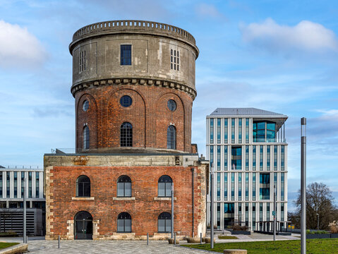 Kavalier Dalwigk historischer Wasserturm und Neubau des digitalen Gr&uuml;nderzentrum Brigk, Ingolstadt, Oberbayern, Bayern, Deutschland