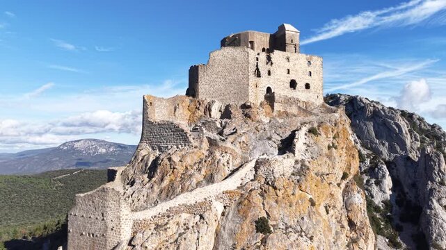 Ch&acirc;teau de Qu&eacute;ribus dans l'Aude (Occitanie, France) Forteresse royale du languedoc 