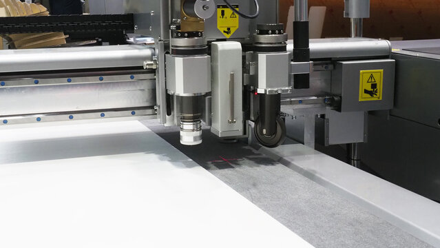 CNC cutting machine equipped with multiple cutting and routing heads