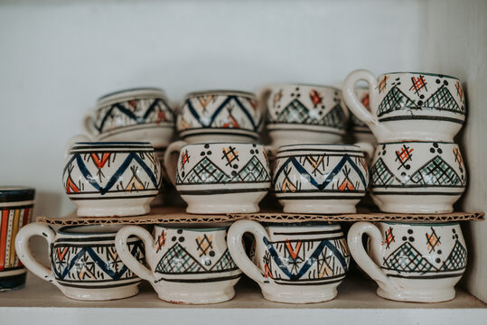 Collection de tasses en c&eacute;ramique artisanales avec motifs g&eacute;om&eacute;triques traditionnels, art de la table