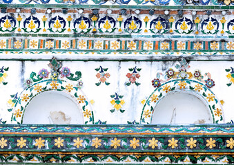 detalle floral colorista en la pagoda