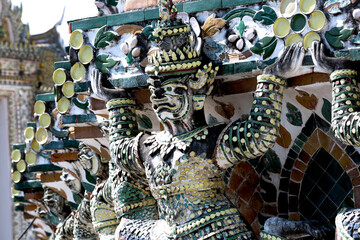 demonios protectores sujetan la pagoda