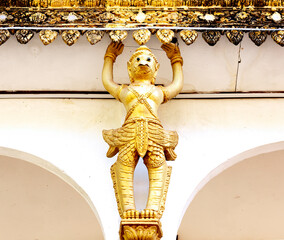 protector del templo bajo la cornisa