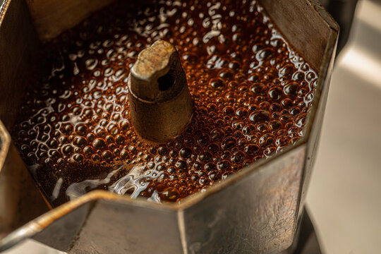caff&egrave; caldo che bolle dentro ad una moka