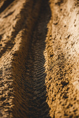 tracce di pneumatici di moto da enduro o fuoristrada sulla sabbia