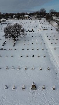 Vue a&eacute;rienne d'un cimeti&egrave;re enneig&eacute; en hiver au Qu&eacute;bec, Canada