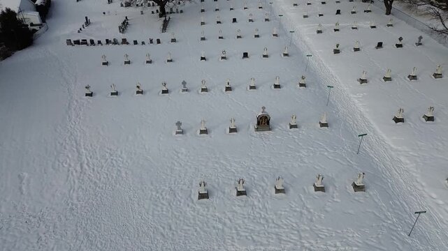 Vue a&eacute;rienne d'un cimeti&egrave;re enneig&eacute; en hiver au Qu&eacute;bec, Canada