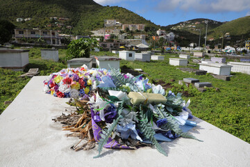 Plastikblumen auf Grab auf Friedhof auf Tortola (Karibische Insel / Karibik)