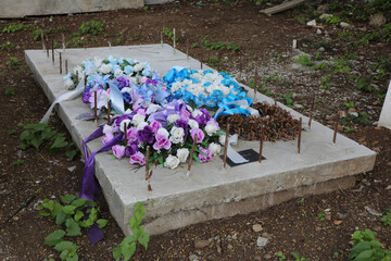 Plastikblumen auf Grab auf Friedhof auf Tortola (Karibische Insel / Karibik)