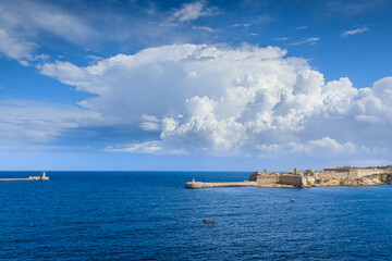 Obraz premium View of the entrance to the Grand Harbour in Valletta, Malta.