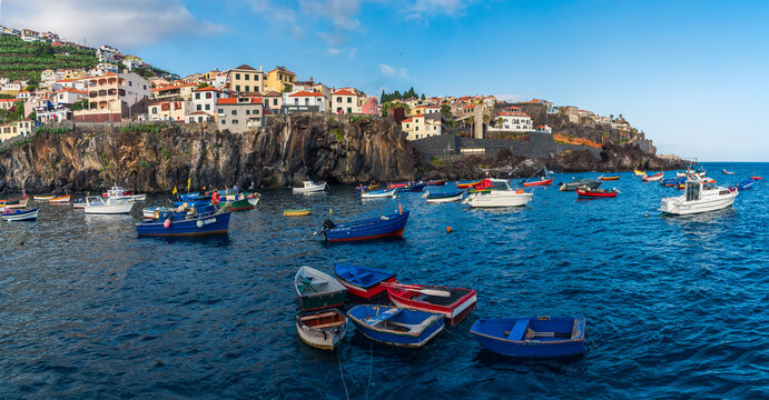Barcas bajo los acantilados de Camara de Lobos, Madeira