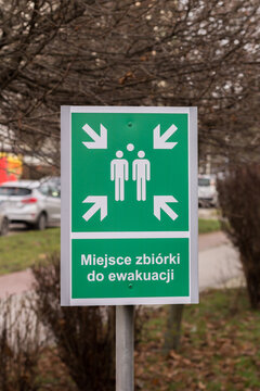 Znak miejsca zbi&oacute;rki do ewakuacji w przestrzeni miejskiej &ndash; punkt bezpieczeństwa, procedury awaryjne i ochrona ludzi.