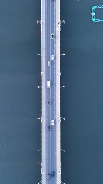 Vue a&eacute;rienne verticale d'un pont avec des voitures circulant au-dessus de l'eau 