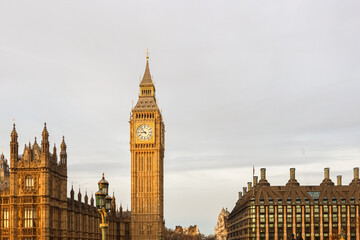Obraz premium Elizabeth tower, Big Ben clock, and Houses of Parliament architecture against a clear sky, London, England