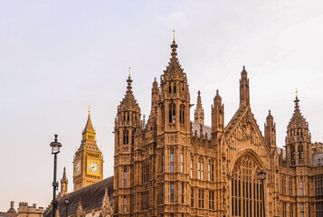Obraz premium Westminster Palace and Elizabeth Tower in London, symbolizing British government, history, and travel