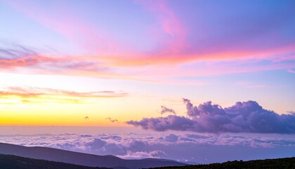 Fototapeta premium 夕焼け 空 グラデーション 雲 黄昏 パステルカラー 幻想的 穏やか ヒーリング マジックアワー 紫 黄金色 地平線 旅情 ノスタルジー 自由 輝き 安らぎ 広大 明け方