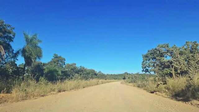 time lapse dirigindo em estrada rural na cidade de S&atilde;o Domingos, Estado de Goi&aacute;s, regi&atilde;o de Terra Ronca, Brasil