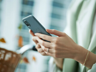 スマホを操作する女性の手元　A close-up of a woman's hands operating a smartphone　Generative AI