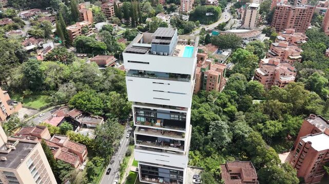 Rascacielos moderno y arquitectura de lujo en El Poblado, Medell&iacute;n, Colombia.