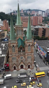 Vista a&eacute;rea de la gran c&uacute;pula de la Iglesia San Antonio de Padua, Medell&iacute;n, Colombia.