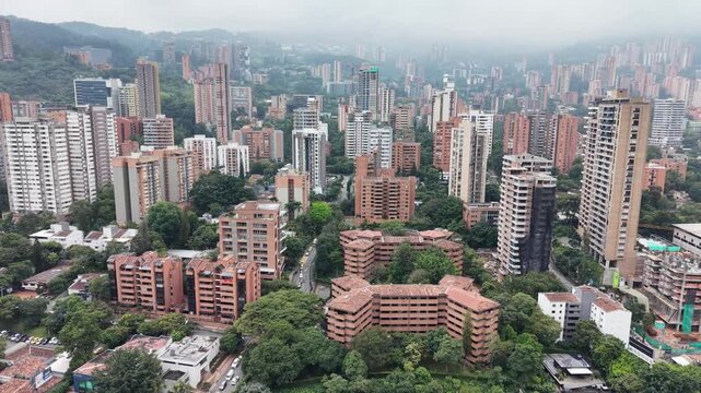 Distrito financiero de El Poblado con edificios modernos y rascacielos, Medell&iacute;n, Colombia.
