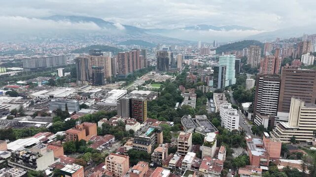 Distrito financiero de El Poblado con edificios modernos y rascacielos, Medell&iacute;n, Colombia.