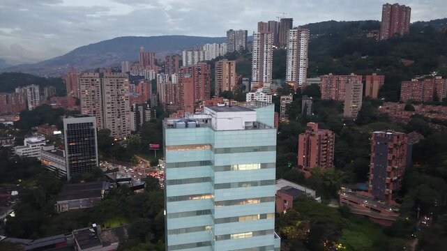 Distrito financiero de El Poblado con edificios modernos y rascacielos, Medell&iacute;n, Colombia.