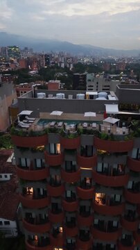 Distrito financiero de El Poblado con edificios modernos y rascacielos, Medell&iacute;n, Colombia.