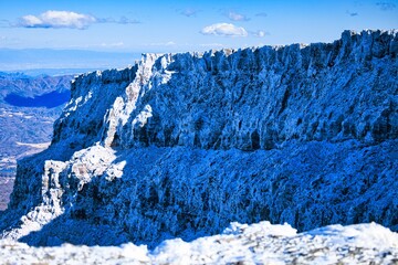 冠雪の八ヶ岳連峰の硫黄岳の爆裂火口