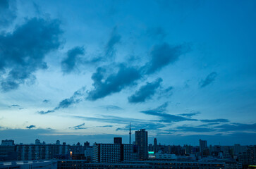 都会の夜が始まる直前