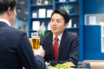 飲食店でビールを飲むミドルのビジネスマン