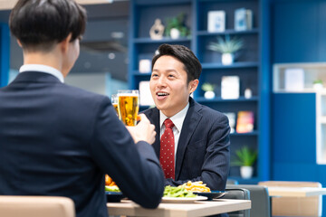 飲食店でビールを飲むミドルのビジネスマン