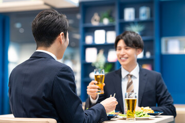飲食店でビールを飲む若いビジネスマン