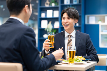 飲食店でビールを飲む若いビジネスマン