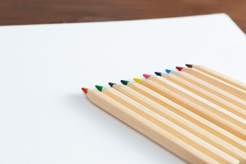 画用紙と色鉛筆