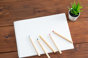 スケッチブックと色鉛筆