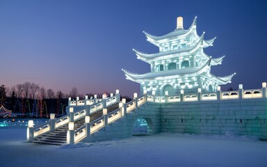 Obraz premium Harbin Ice Festival Glowing Chinese Pagoda Ice Sculpture Winter Night Photography.