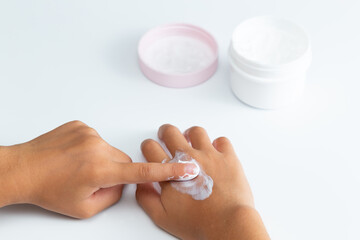保湿クリームを塗る手元