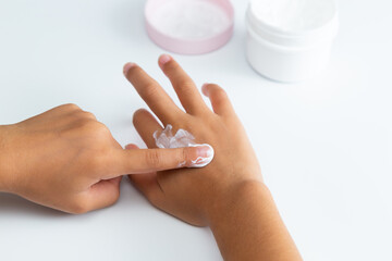 保湿クリームを塗る手元