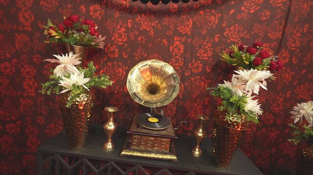 Golden Gramophone aur Beautiful Flower Arrangements