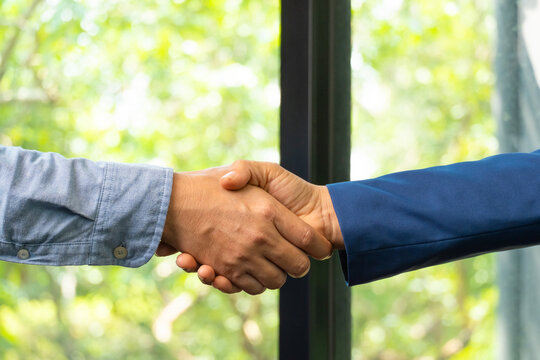 Holding hands with business partners to trust business partners, relationships to achieve future commercial and investment goals.