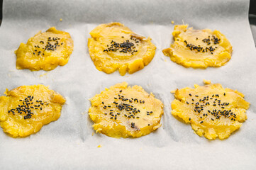 押し付けた蜜芋にバターを塗ってゴマをのせる © kikisora